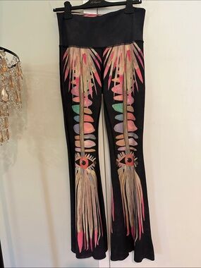 Teeki bell bottom Jungle Eye pants sz Med
No rips, stains, holes, tears et.
EUC